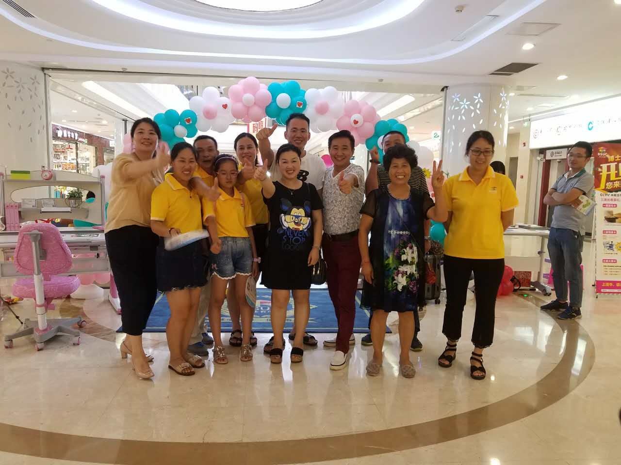 苏州旗舰店全体人员合照 苏州旗舰店全体人员合照