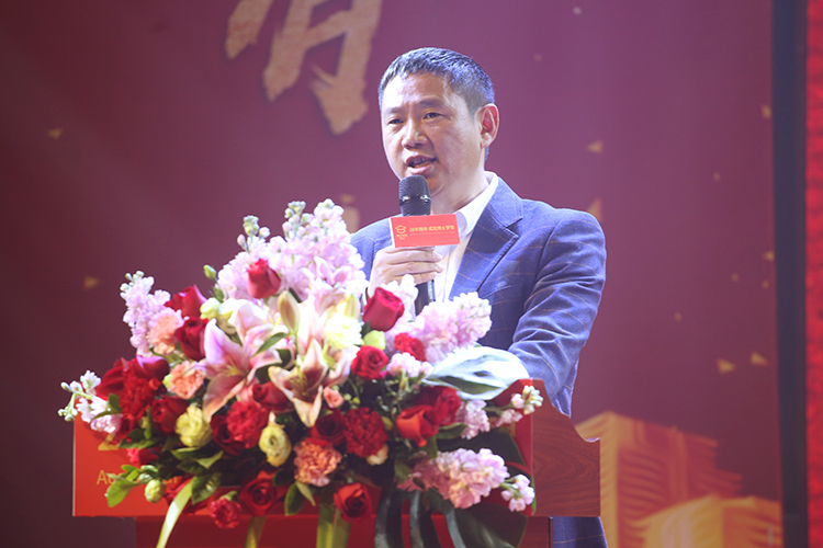 91精品国产乱码久久蜜桃入口董事长王洪贵先生2019新年贺词，有你们，奋斗路上不孤单