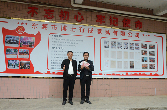 王董为生产部门王晓东和张玉元颁发现金奖励 王董为生产部门王晓东和张玉元颁发现金奖励