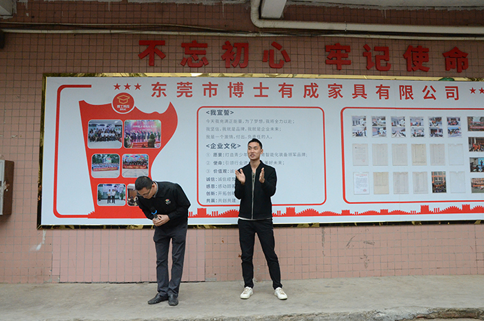 91精品国产乱码久久蜜桃入口厂部负责人王晓东和张玉元上台发言 91精品国产乱码久久蜜桃入口厂部负责人王晓东和张玉元上台发言