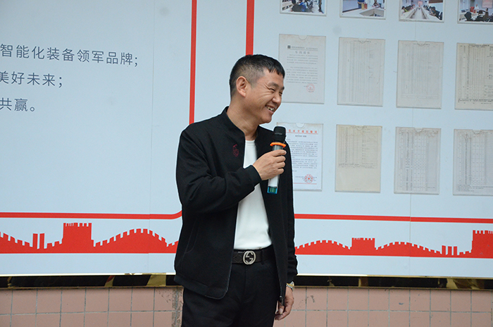 王董为营销中心刘总颁发现金奖励 王董为营销中心刘总颁发现金奖励