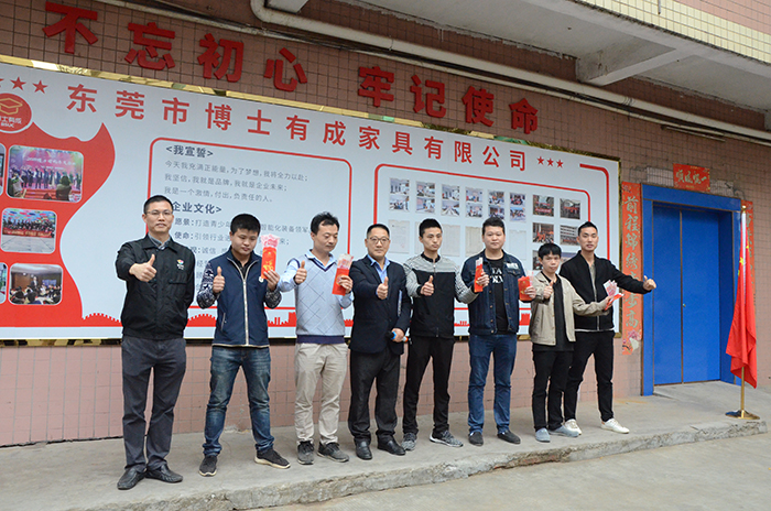 生产总监黎总为表现突出团队授予荣誉锦旗 生产总监黎总为表现突出团队授予荣誉锦旗