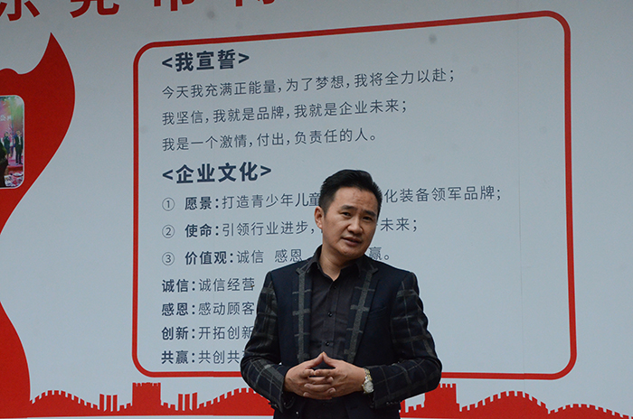 91精品国产乱码久久蜜桃入口总经理刘显兵上台发言 91精品国产乱码久久蜜桃入口总经理刘显兵上台发言