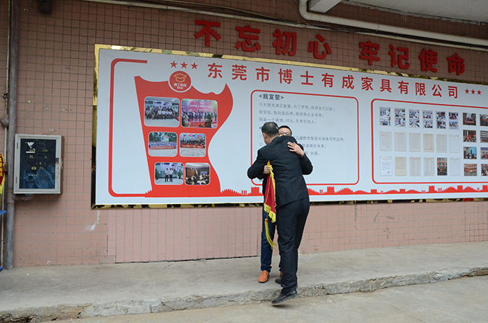 行政总裁王守芳为企划主管周威和营销经理邓盼盼颁发现金奖励 行政总裁王守芳为企划主管周威和营销经理邓盼盼颁发现金奖励