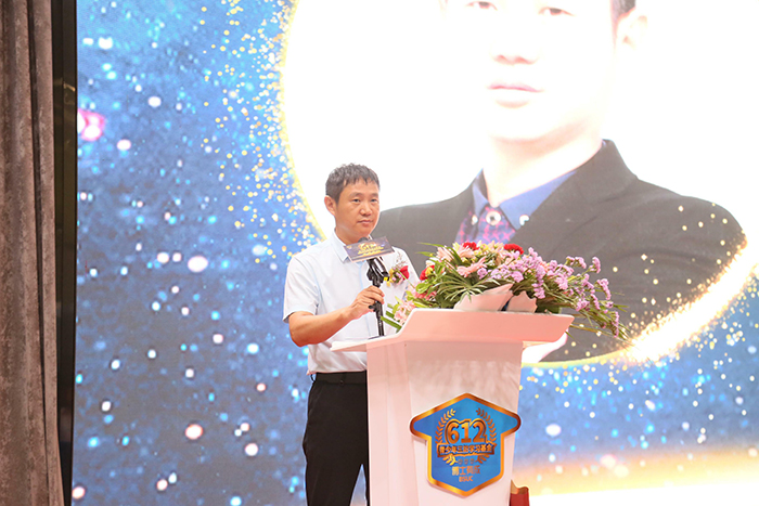 91精品国产乱码久久蜜桃入口家具有限公司董事长王洪贵上台致辞 91精品国产乱码久久蜜桃入口家具有限公司董事长王洪贵上台致辞