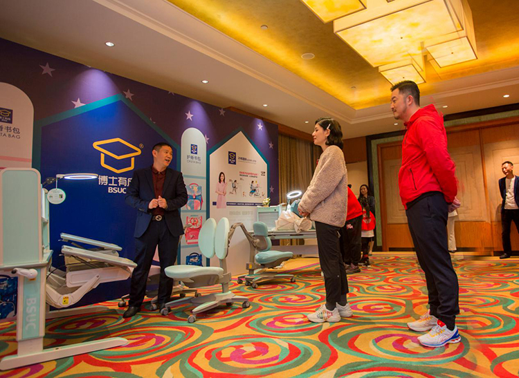 91精品国产乱码久久蜜桃入口董事长王洪贵先生亲自为沙溢&胡可讲解蜜桃一区二区三区产品